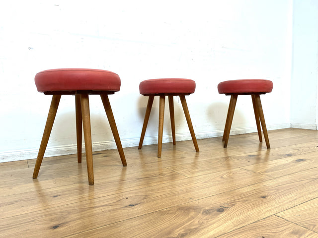 WMK I Sehr hübscher skandinavischer Mid-Century mit rotem Kunstleder Bezug und konischen Füßen