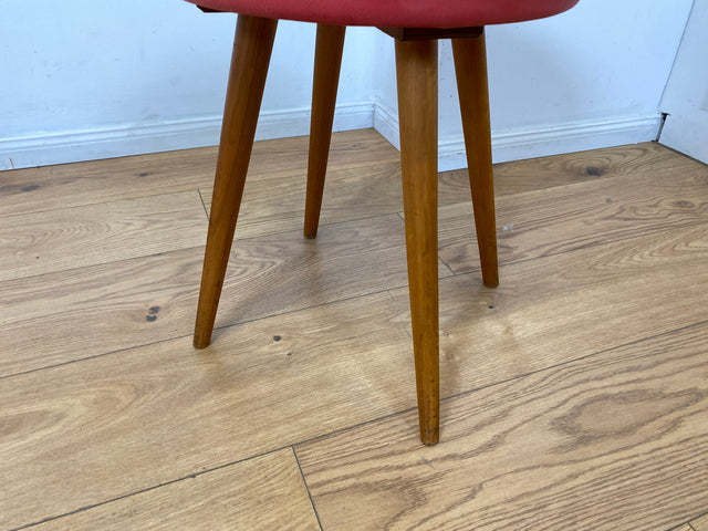 WMK I Sehr hübscher skandinavischer Mid-Century mit rotem Kunstleder Bezug und konischen Füßen