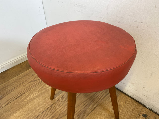 WMK I Sehr hübscher skandinavischer Mid-Century mit rotem Kunstleder Bezug und konischen Füßen