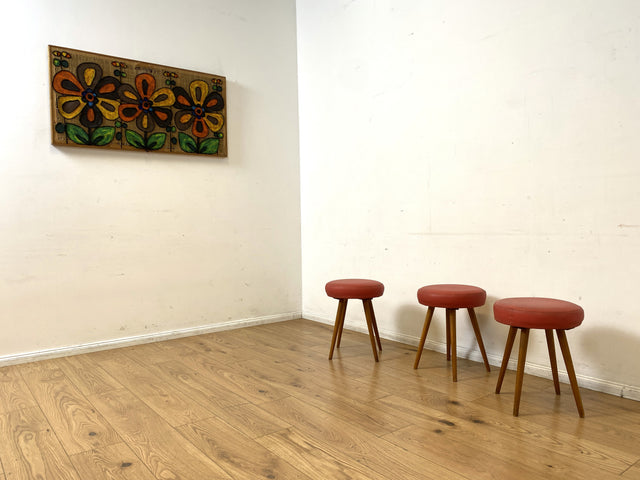 WMK I Sehr hübscher skandinavischer Mid-Century mit rotem Kunstleder Bezug und konischen Füßen
