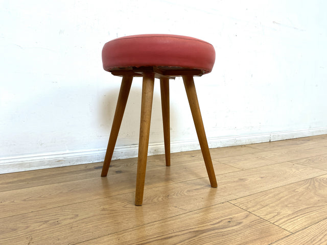 WMK I Sehr hübscher skandinavischer Mid-Century mit rotem Kunstleder Bezug und konischen Füßen