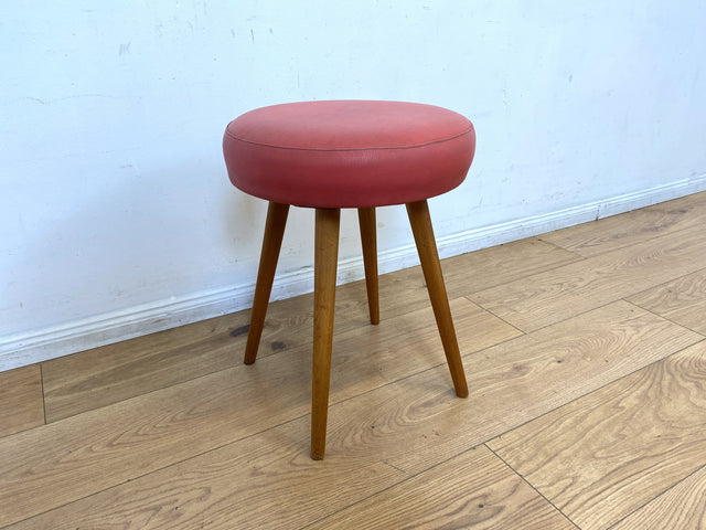 WMK I Sehr hübscher skandinavischer Mid-Century mit rotem Kunstleder Bezug und konischen Füßen