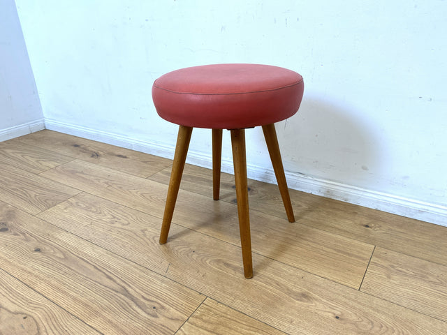 WMK I Sehr hübscher skandinavischer Mid-Century mit rotem Kunstleder Bezug und konischen Füßen