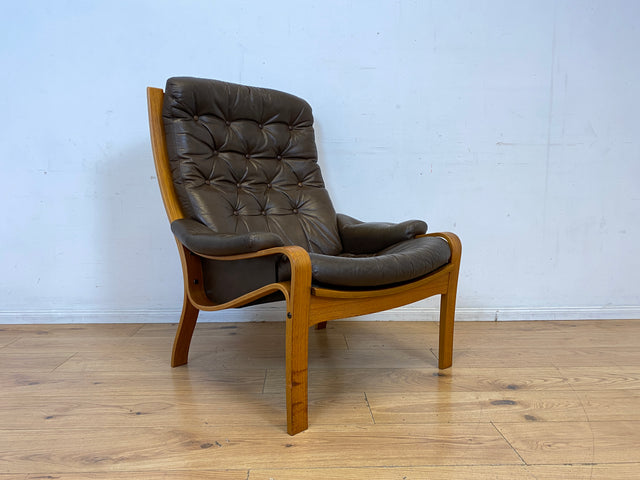 Stilvoller skandinavischer Sessel mit gestepptem braunem Echtleder Bezug I Norwegen 1970er I Ledersessel Loungesessel Relax Lesesessel Sitzgarnitur Mid-Century Vintage Leder I