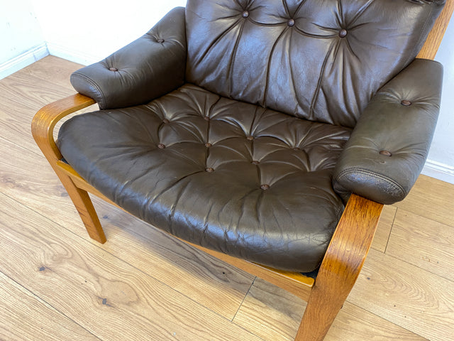 Stilvoller skandinavischer Sessel mit gestepptem braunem Echtleder Bezug I Norwegen 1970er I Ledersessel Loungesessel Relax Lesesessel Sitzgarnitur Mid-Century Vintage Leder I