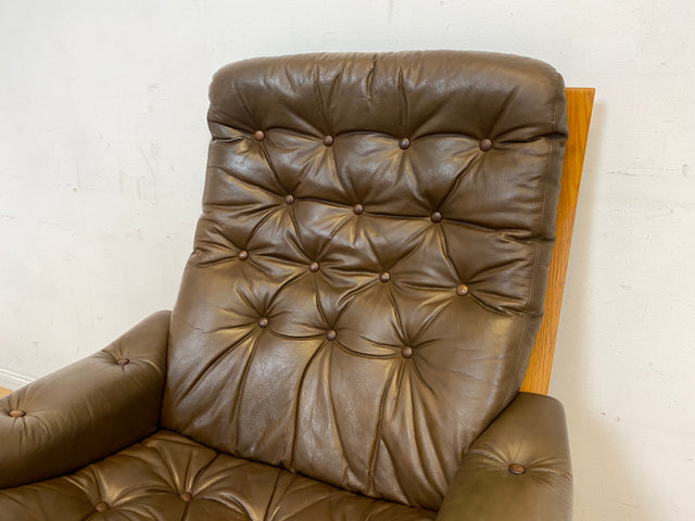 Stilvoller skandinavischer Sessel mit gestepptem braunem Echtleder Bezug I Norwegen 1970er I Ledersessel Loungesessel Relax Lesesessel Sitzgarnitur Mid-Century Vintage Leder I