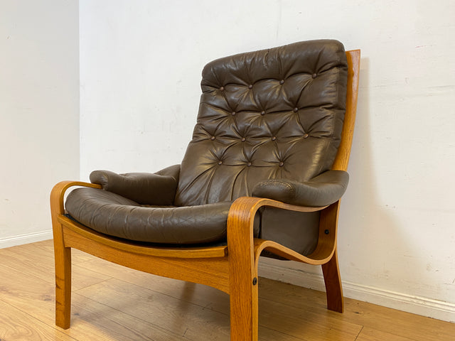 Stilvoller skandinavischer Sessel mit gestepptem braunem Echtleder Bezug I Norwegen 1970er I Ledersessel Loungesessel Relax Lesesessel Sitzgarnitur Mid-Century Vintage Leder I