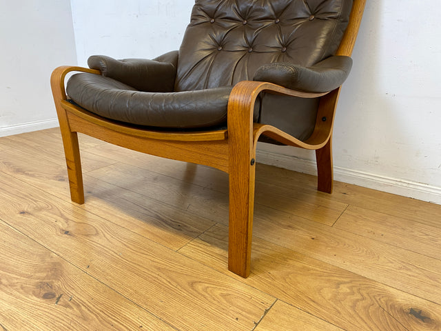 Stilvoller skandinavischer Sessel mit gestepptem braunem Echtleder Bezug I Norwegen 1970er I Ledersessel Loungesessel Relax Lesesessel Sitzgarnitur Mid-Century Vintage Leder I