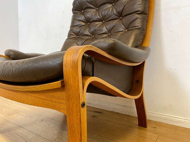 Stilvoller skandinavischer Sessel mit gestepptem braunem Echtleder Bezug I Norwegen 1970er I Ledersessel Loungesessel Relax Lesesessel Sitzgarnitur Mid-Century Vintage Leder I