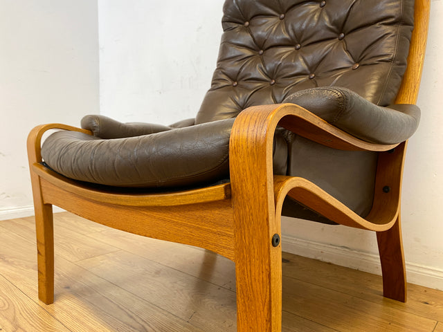Stilvoller skandinavischer Sessel mit gestepptem braunem Echtleder Bezug I Norwegen 1970er I Ledersessel Loungesessel Relax Lesesessel Sitzgarnitur Mid-Century Vintage Leder I