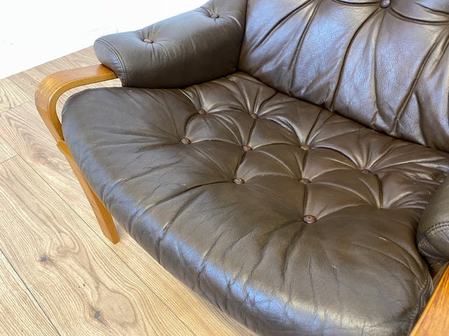 Stilvoller skandinavischer Sessel mit gestepptem braunem Echtleder Bezug I Norwegen 1970er I Ledersessel Loungesessel Relax Lesesessel Sitzgarnitur Mid-Century Vintage Leder I