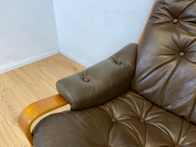 Stilvoller skandinavischer Sessel mit gestepptem braunem Echtleder Bezug I Norwegen 1970er I Ledersessel Loungesessel Relax Lesesessel Sitzgarnitur Mid-Century Vintage Leder I