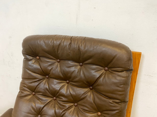 Stilvoller skandinavischer Sessel mit gestepptem braunem Echtleder Bezug I Norwegen 1970er I Ledersessel Loungesessel Relax Lesesessel Sitzgarnitur Mid-Century Vintage Leder I