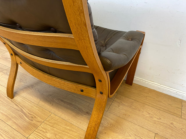 Stilvoller skandinavischer Sessel mit gestepptem braunem Echtleder Bezug I Norwegen 1970er I Ledersessel Loungesessel Relax Lesesessel Sitzgarnitur Mid-Century Vintage Leder I