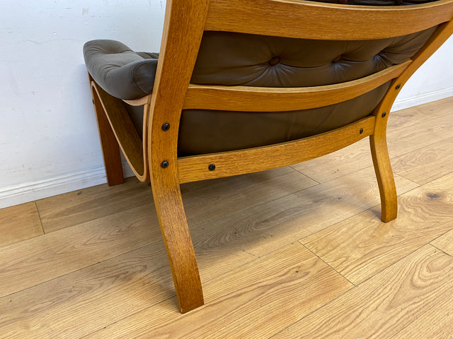 Stilvoller skandinavischer Sessel mit gestepptem braunem Echtleder Bezug I Norwegen 1970er I Ledersessel Loungesessel Relax Lesesessel Sitzgarnitur Mid-Century Vintage Leder I
