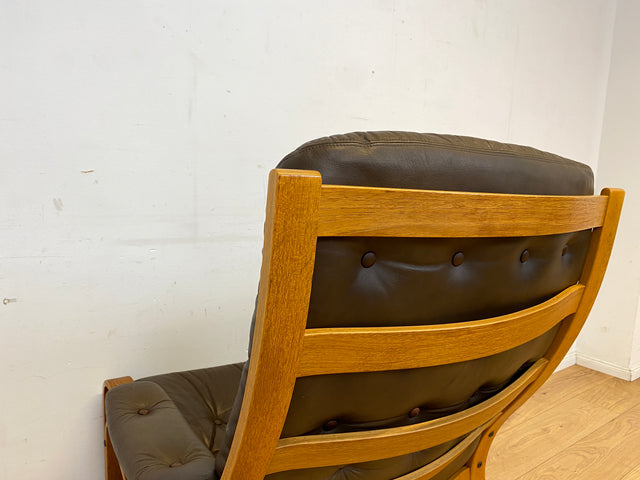 Stilvoller skandinavischer Sessel mit gestepptem braunem Echtleder Bezug I Norwegen 1970er I Ledersessel Loungesessel Relax Lesesessel Sitzgarnitur Mid-Century Vintage Leder I