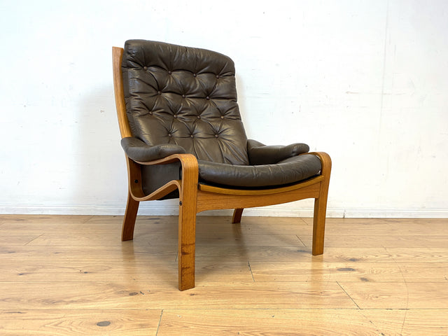Stilvoller skandinavischer Sessel mit gestepptem braunem Echtleder Bezug I Norwegen 1970er I Ledersessel Loungesessel Relax Lesesessel Sitzgarnitur Mid-Century Vintage Leder I