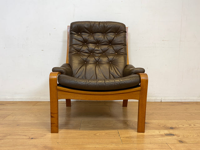 Stilvoller skandinavischer Sessel mit gestepptem braunem Echtleder Bezug I Norwegen 1970er I Ledersessel Loungesessel Relax Lesesessel Sitzgarnitur Mid-Century Vintage Leder I