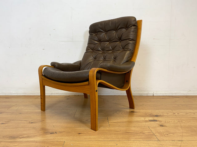 Stilvoller skandinavischer Sessel mit gestepptem braunem Echtleder Bezug I Norwegen 1970er I Ledersessel Loungesessel Relax Lesesessel Sitzgarnitur Mid-Century Vintage Leder I
