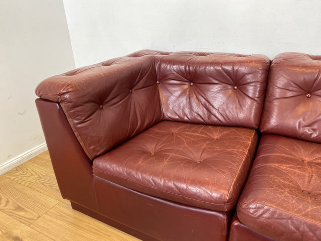 WMK I Gemütliches skandinavisches 70er Jahre Modular Sofa mit Echtleder Bezug & charaktervoller Patina