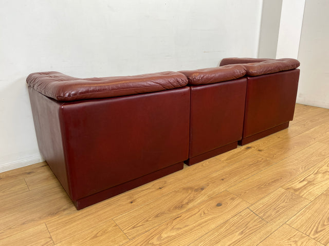 WMK I Gemütliches skandinavisches 70er Jahre Modular Sofa mit Echtleder Bezug & charaktervoller Patina