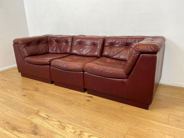 WMK I Gemütliches skandinavisches 70er Jahre Modular Sofa mit Echtleder Bezug & charaktervoller Patina