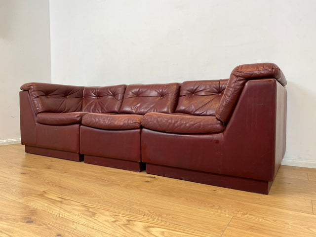 WMK I Gemütliches skandinavisches 70er Jahre Modular Sofa mit Echtleder Bezug & charaktervoller Patina
