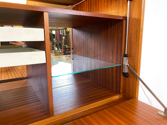Hochwertiges und gut erhaltenes skandinavisches Highboard in Teakholz mit beleuchtetem Bar Fach & Regal I Barschank Minibar Schrank Bücherschrank Bücherregal Teak Vintage I