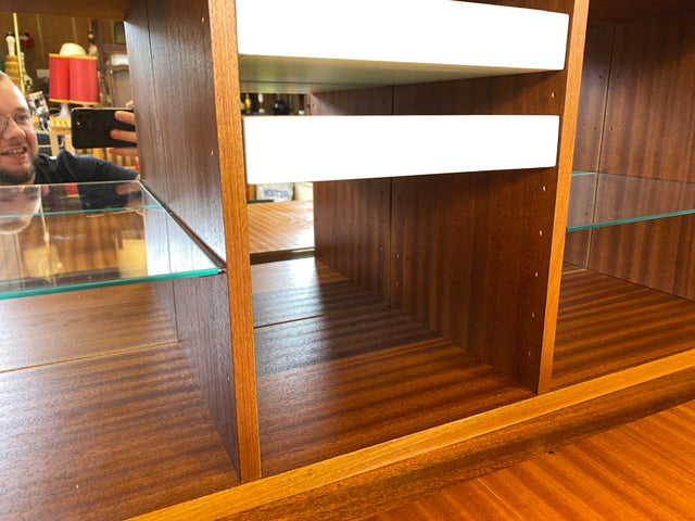 Hochwertiges und gut erhaltenes skandinavisches Highboard in Teakholz mit beleuchtetem Bar Fach & Regal I Barschank Minibar Schrank Bücherschrank Bücherregal Teak Vintage I
