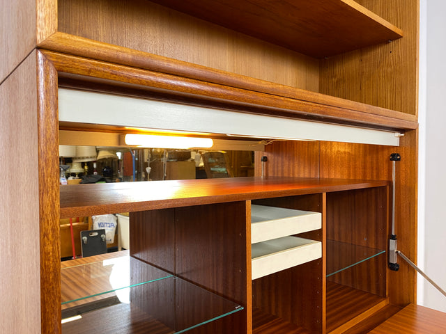 Hochwertiges und gut erhaltenes skandinavisches Highboard in Teakholz mit beleuchtetem Bar Fach & Regal I Barschank Minibar Schrank Bücherschrank Bücherregal Teak Vintage I