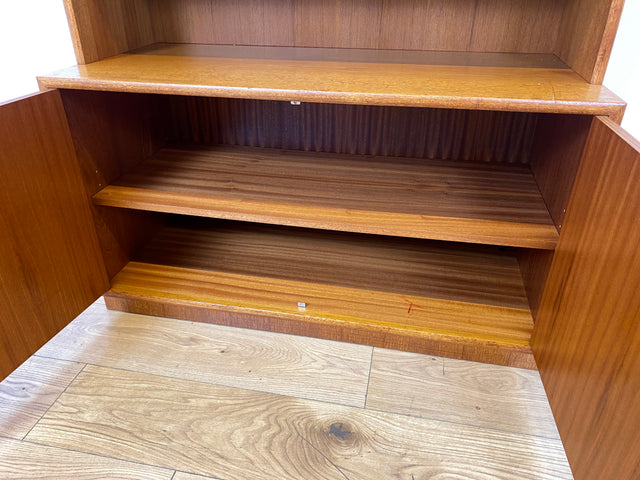 Hochwertiges und gut erhaltenes skandinavisches Highboard in Teakholz mit beleuchtetem Bar Fach & Regal I Barschank Minibar Schrank Bücherschrank Bücherregal Teak Vintage I