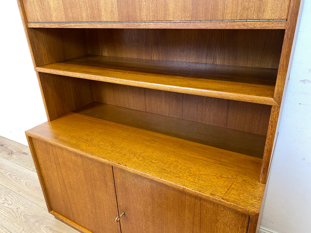 Hochwertiges und gut erhaltenes skandinavisches Highboard in Teakholz mit beleuchtetem Bar Fach & Regal I Barschank Minibar Schrank Bücherschrank Bücherregal Teak Vintage I