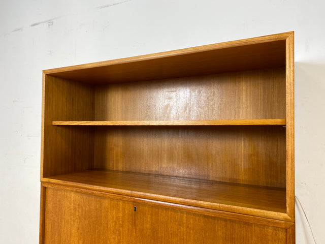 Hochwertiges und gut erhaltenes skandinavisches Highboard in Teakholz mit beleuchtetem Bar Fach & Regal I Barschank Minibar Schrank Bücherschrank Bücherregal Teak Vintage I