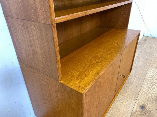 Hochwertiges und gut erhaltenes skandinavisches Highboard in Teakholz mit beleuchtetem Bar Fach & Regal I Barschank Minibar Schrank Bücherschrank Bücherregal Teak Vintage I