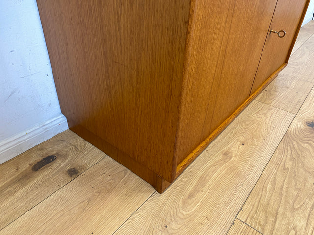 Hochwertiges und gut erhaltenes skandinavisches Highboard in Teakholz mit beleuchtetem Bar Fach & Regal I Barschank Minibar Schrank Bücherschrank Bücherregal Teak Vintage I
