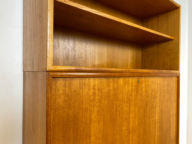 Hochwertiges und gut erhaltenes skandinavisches Highboard in Teakholz mit beleuchtetem Bar Fach & Regal I Barschank Minibar Schrank Bücherschrank Bücherregal Teak Vintage I