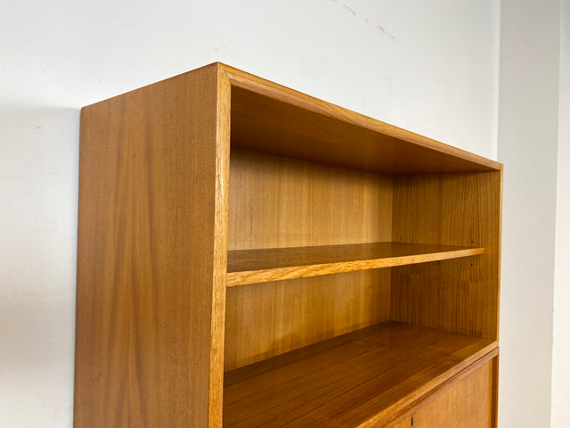 Hochwertiges und gut erhaltenes skandinavisches Highboard in Teakholz mit beleuchtetem Bar Fach & Regal I Barschank Minibar Schrank Bücherschrank Bücherregal Teak Vintage I
