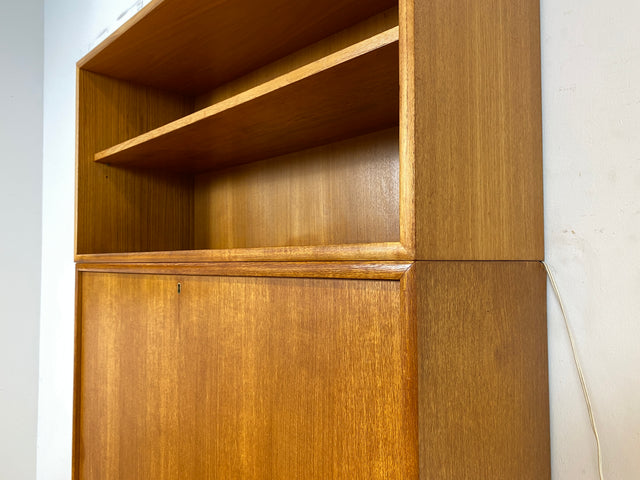 Hochwertiges und gut erhaltenes skandinavisches Highboard in Teakholz mit beleuchtetem Bar Fach & Regal I Barschank Minibar Schrank Bücherschrank Bücherregal Teak Vintage I