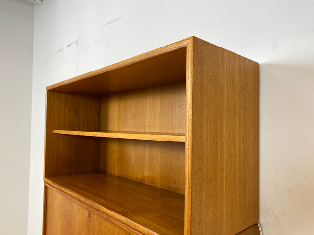 Hochwertiges und gut erhaltenes skandinavisches Highboard in Teakholz mit beleuchtetem Bar Fach & Regal I Barschank Minibar Schrank Bücherschrank Bücherregal Teak Vintage I