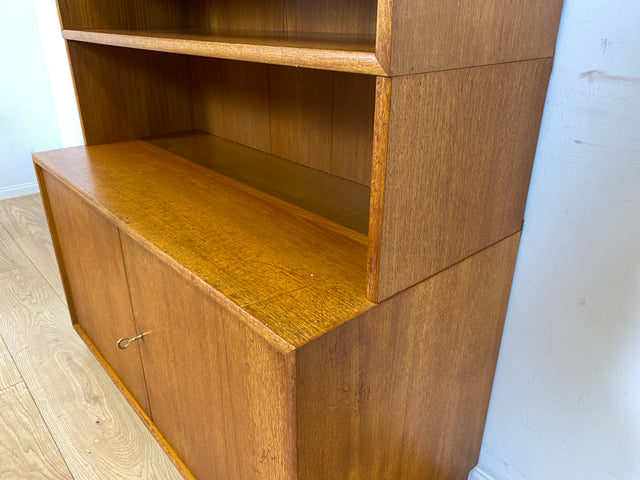 Hochwertiges und gut erhaltenes skandinavisches Highboard in Teakholz mit beleuchtetem Bar Fach & Regal I Barschank Minibar Schrank Bücherschrank Bücherregal Teak Vintage I