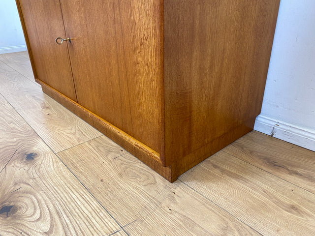 Hochwertiges und gut erhaltenes skandinavisches Highboard in Teakholz mit beleuchtetem Bar Fach & Regal I Barschank Minibar Schrank Bücherschrank Bücherregal Teak Vintage I