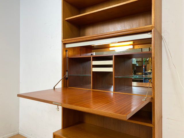 Hochwertiges und gut erhaltenes skandinavisches Highboard in Teakholz mit beleuchtetem Bar Fach & Regal I Barschank Minibar Schrank Bücherschrank Bücherregal Teak Vintage I