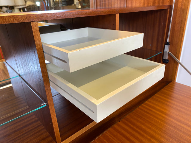 Hochwertiges und gut erhaltenes skandinavisches Highboard in Teakholz mit beleuchtetem Bar Fach & Regal I Barschank Minibar Schrank Bücherschrank Bücherregal Teak Vintage I