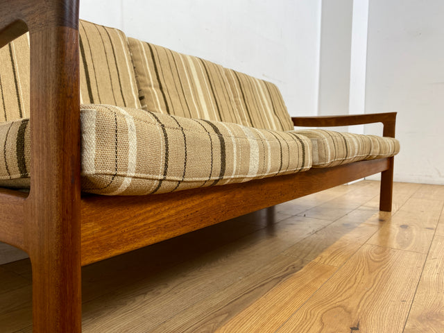 WMK I Stilvolles skandinavisches Mid-Century Sofa von Komfort mit gestreiftem beigem Originalbezug & Teakholz Rahmen