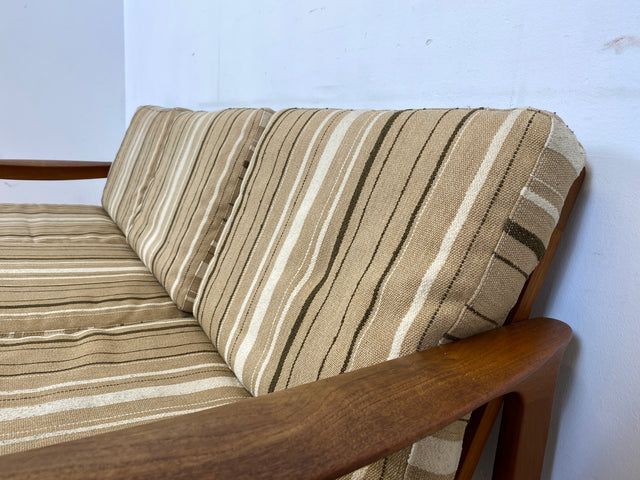 WMK I Stilvolles skandinavisches Mid-Century Sofa von Komfort mit gestreiftem beigem Originalbezug & Teakholz Rahmen