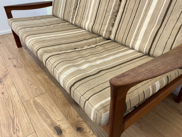 WMK I Stilvolles skandinavisches Mid-Century Sofa von Komfort mit gestreiftem beigem Originalbezug & Teakholz Rahmen