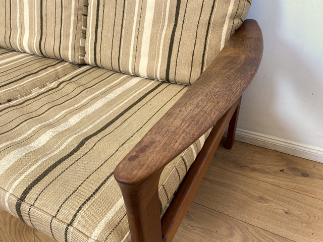 WMK I Stilvolles skandinavisches Mid-Century Sofa von Komfort mit gestreiftem beigem Originalbezug & Teakholz Rahmen