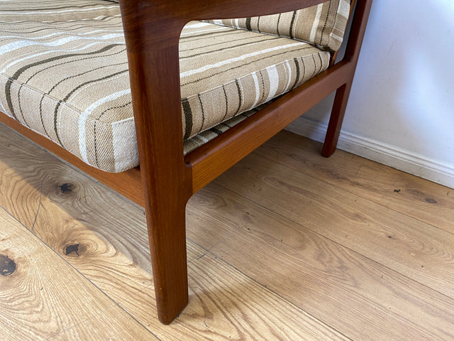 WMK I Stilvolles skandinavisches Mid-Century Sofa von Komfort mit gestreiftem beigem Originalbezug & Teakholz Rahmen