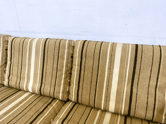 WMK I Stilvolles skandinavisches Mid-Century Sofa von Komfort mit gestreiftem beigem Originalbezug & Teakholz Rahmen