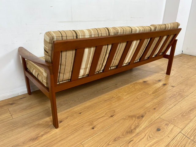 WMK I Stilvolles skandinavisches Mid-Century Sofa von Komfort mit gestreiftem beigem Originalbezug & Teakholz Rahmen